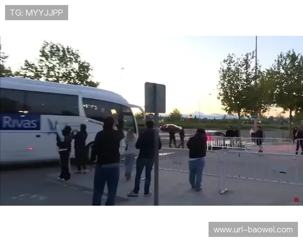 国家德比现场球迷冲突，警方介入维持秩序